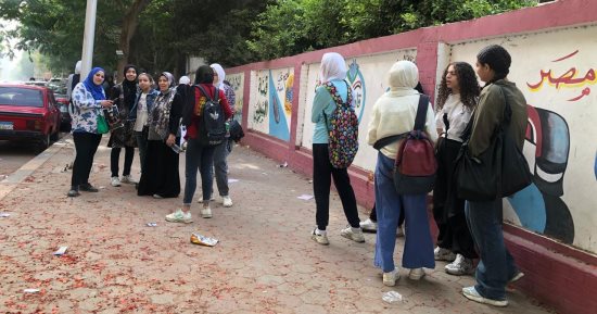 امتحان اللغة الأجنبية يرسم البهجة على وجوه طالبات الإعدادية بالجيزة.. فيديو