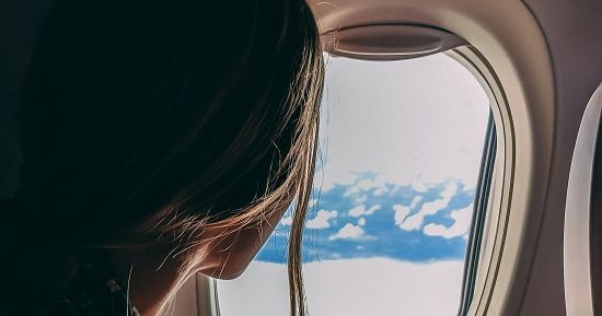 لو مسافر في طيارة.. 8 نصائح يجب اتباعها خلال الرحلة