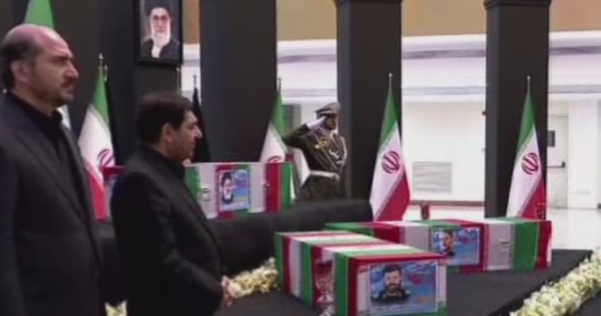 نعش الرئيس الإيرانى الراحل يصل مطار بيرجند لدفنه بمدينة مشهد.. فيديو