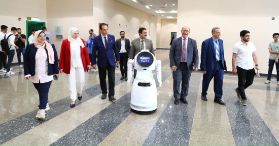 روبوت يستقل وفد حاسبات ومعلومات الأعلى للجامعات بجامعة المنصورة الجديدة