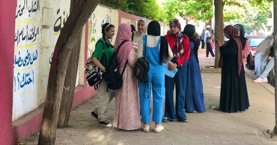 طلاب الإعدادية بالجيزة يتوافدون على لجان امتحانى العلوم والتربية الفنية.. صور