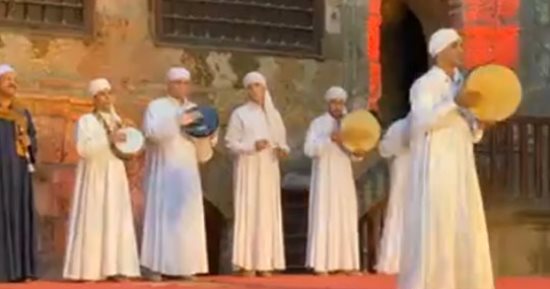 التذكرة بـ15 جنيها.. بدء حفل فرقة التنورة التراثية على أنغام الموسيقى الشعبية (فيديو)