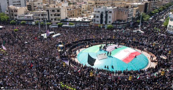 طهران المحطة الثانية فى رحلة نعش الرئيس الإيرانى.. خامنئى أدى صلاة الجنازة والآلاف يودعونه ومرافقيه فى مواكب مهيبة.. غدا يوارى الثرى بمسقط رأسه.. وعمامة سوداء على نعشه وهتافات معادية لإسرائيل أبرز المشاهد