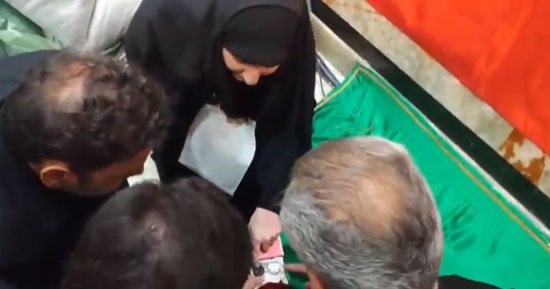ابنة قاسم سليمانى تهدى خاتم والدها لدفنه مع جثمان وزير الخارجية الراحل.. فيديو