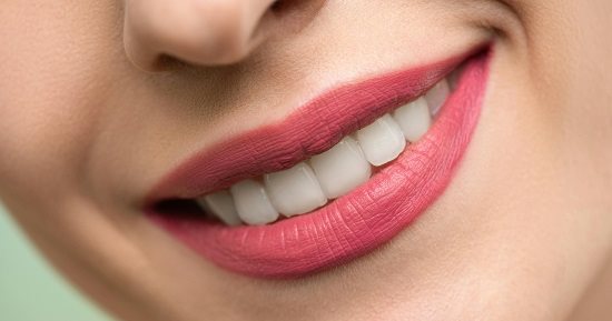وصفات طبيعية لتبييض الأسنان بخطوات بسيطة.. للحصول على ابتسامة مميزة