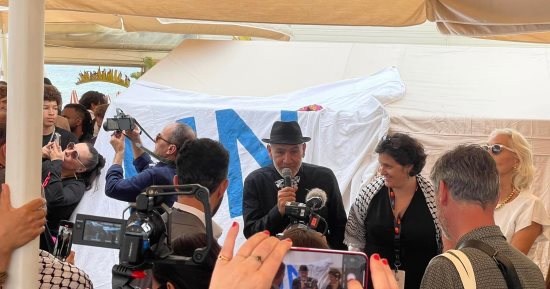 غزة فى قلب مهرجان كان السينمائى بدورته الـ77.. المخرج الفلسطينى رشيد مشهراوى يدشن خيمة فلسطين فى كان.. ويعرض أفلام لمخرجى القطاع المحاصرين تحت القصف ضمن مبادرة "أفلام من المسافة صفر" تدور حول قصص لم ترو بعد