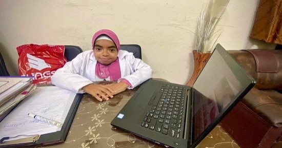نورهان تتحدى مرض "العظم الزجاجى" وتلتحق بكلية الصيدلة