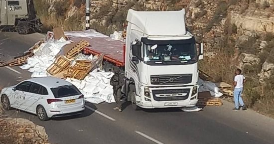 مستوطنون يهاجمون شاحنات مساعدات لقطاع غزة بحماية جنود الاحتلال الإسرائيلى