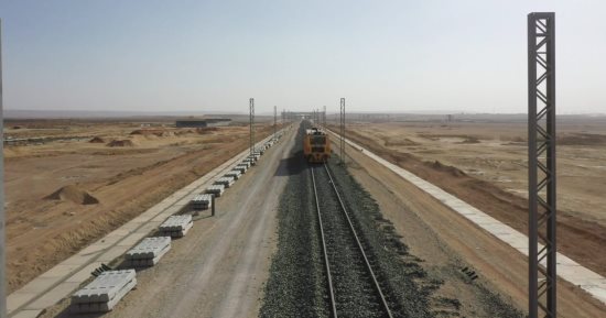 شاهد تركيب قضبان أول قطار كهربائى سريع فى مصر.. فيديو وصور