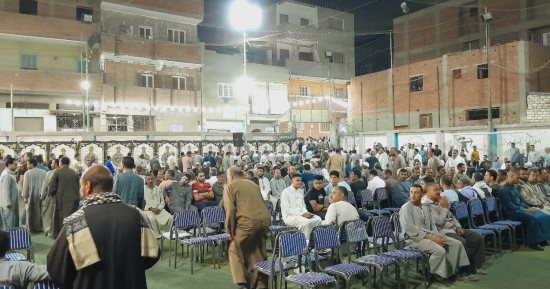 أهالى قرية القناطرين بالمنوفية يقيمون عزاء مجمعا لضحايا معدية أبو غالب.. صور