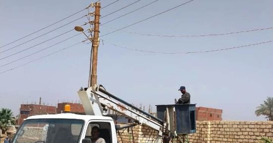 فصل التيار الكهربائى عن طواحين الذهب المخالفة بمدينة الرديسية فى أسوان