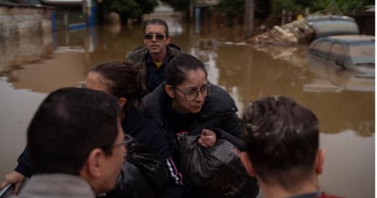 نزوح بعشرات الآلاف فى البرازيل بسبب الفيضانات.. والسكان يبحثون عن مأوى.. صور