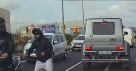 فيديو يوثق لحظة سرقة ساعة يد من سائح داخل سيارته قرب مطار إيبيزا الإسبانى
