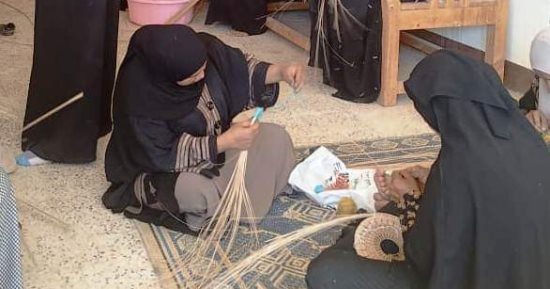 سر صنعة عرجون البلح.. طرق الاستفادة من مخلفات النخيل فى أسوان