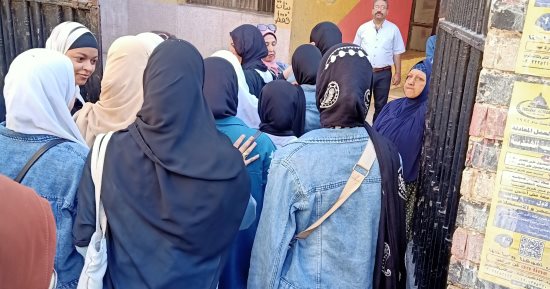 تفتيش طلاب الدبلومات الفنية لمنع دخول التليفون المحمول