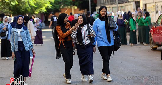 توافد طلاب الدبلومات الفنية على اللجان استعداداً لبدء الامتحان.. صور