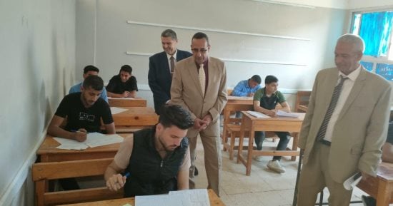 محافظ شمال سيناء يتفقد امتحانات الدبلومات الفنية بلجان العريش