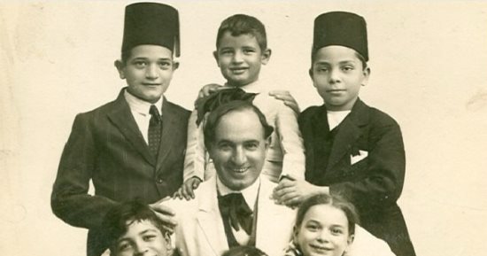 أناقة زمان.. صورة نادرة من طفولة إحسان عبد القدوس مع والده وأبناء عمته