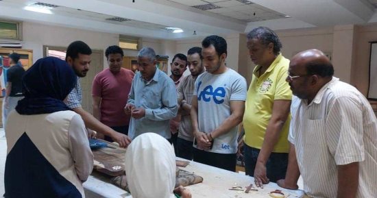 الأقصر توفر دعما للشباب والفتيات على الحرف لتمكينهم فى المستقبل بالمجتمع.. تدريبات على إعادة تدوير المخلفات وأعمال الأخشاب.. و"حرفتك صنعتك" مبادرة لتدريب ودعم الفتيات فى صناعة المفروشات والكروشية والإكسسوار 