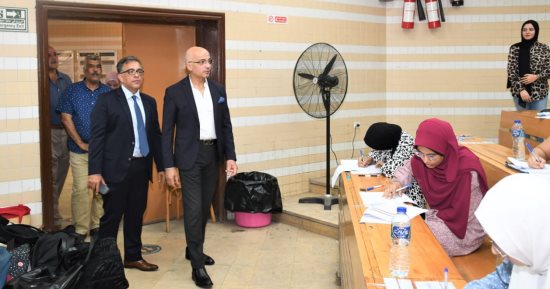 جولة تفقدية لرئيس جامعة عين شمس للاطمئنان على سير الامتحانات