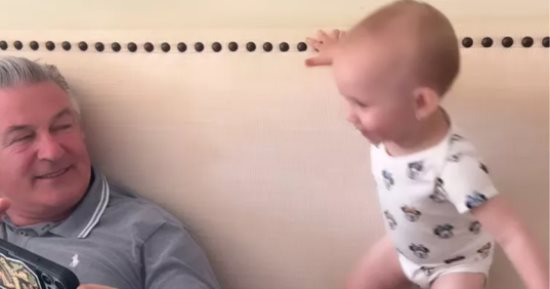 أليك بالدوين يستمتع بوقته مع طفلته الصغيرة.. فيديو