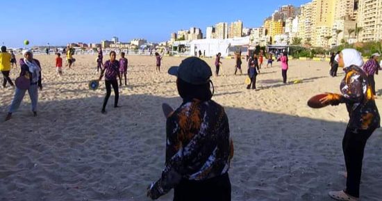 لعبة "الراكيت" تتألق على شواطئ الإسكندرية وسط أجواء المصيف المبهجة.. لعبة محببة للأهالى على المساحات الرملية وتنظم لها بطولات.. اهتمام كبير بالحفاظ على اللعبة من الاندثار.. و"الشباب والرياضة" تدرب 50 لاعبا..صور