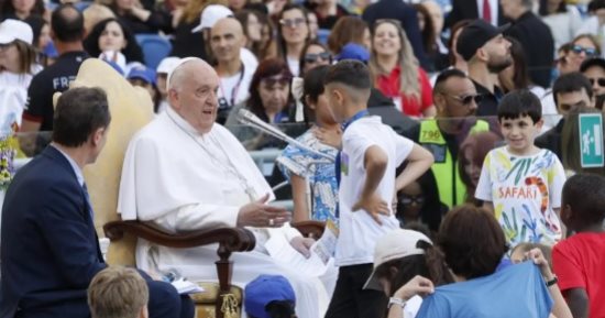 بابا الفاتيكان يحتقل بأول يوم للطفل في الاستاد الأولمبى بروما.. فيديو