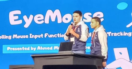 “Eye mouse”.. مشروع ابتكارى للتحكم فى "الماوس" بحركة العين والرأس