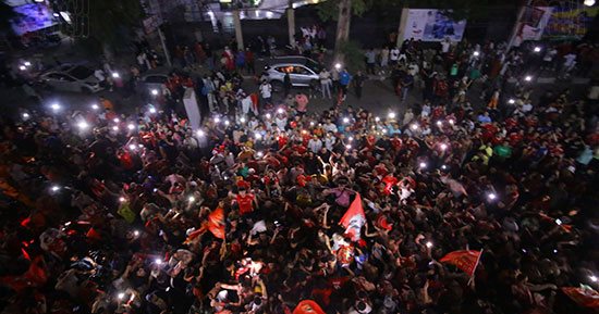 احتفالات جماهير الأهلى فى الشوارع بعد التتويج الأفريقى