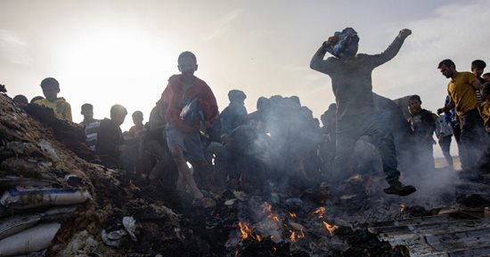 الاحتلال الإسرائيلى يرتكب جريمة حرب جديدة بحرق مخيم النازحين فى مدينة رفح الفلسطينية.. نواب وسياسيون: تعكس إصرار تل أبيب على استفزاز المجتمع الدولى.. ويؤكدون: دليل على فشل وتخبط الاحتلال