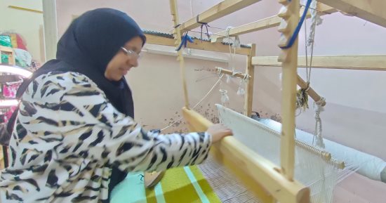 الإيد الشغالة.. طريقة صناعة الكليم اليدوى على النول من سيدات الشرقية.. فيديو