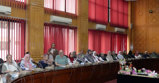 محافظ الإسماعيلية يسلم تأشيرات الحج وتذاكر السفر لحجاج الجمعيات الأهلية بالمحافظة  