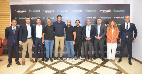 أيمن عباس يوقع عقود شراكة مع شركتين ناشئتين مشاركتين ببرنامج شارك تانك ويطلب منهما مزيدا من النجاح والتحدى