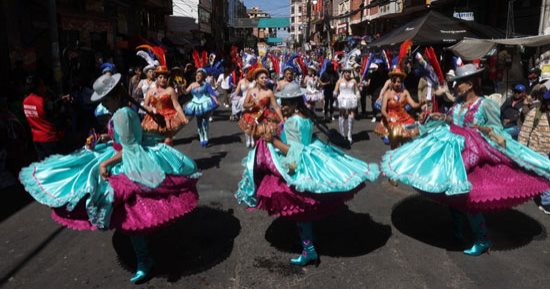 مهرجان جران بودير.. مسيرات بالطبول وعروض للفرق الموسيقية فى شوارع بوليفيا