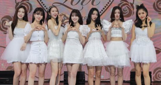 مهرجان جامعى يمنح زجاجات مياه فرقة Oh My Girl الكورية جوائز للطلاب