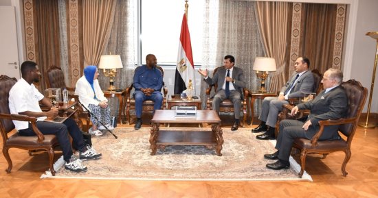 وزير الرياضة يستقبل رئيس الاتحاد الأفريقى للكرة الطائرة جلوس