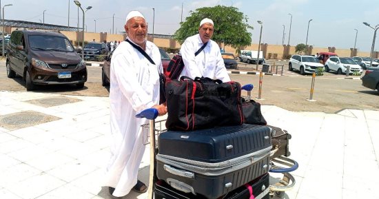 يا رايحين للنبى الغالى.. توافد حجاج بيت الله الحرام على مطار القاهرة