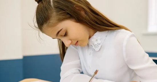 للأمهات.. كيف تجعلين ابنتك مستعدة لأول "دورة شهرية"؟