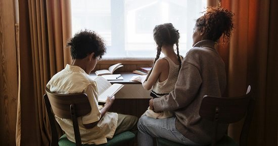 5 طرق لتعليم طفلك الكرم والتعامل بلطف مع الآخرين