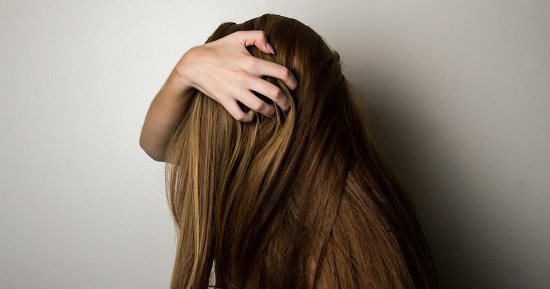 وصفات طبيعية للتخلص من قشرة الرأس.. من زيت جوز الهند للزيوت العطرية