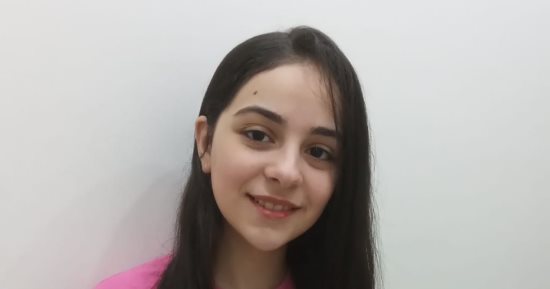 الناجح يرفع إيده.. الطالبة نور مصطفى تحصل على الدرجة النهائية في الإعدادية