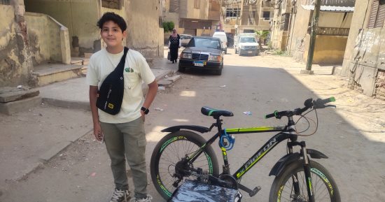 "أجدع دليفرى فى مصر".. "شهاب" خلص امتحانات الإعدادية ونزل يشتغل ويكسب من عرق جبينه.. نفذ جهازين لاستشعار الزلازل واستخراج أكسجين نقى.. ويؤكد: نفسى أحقق حلمى وألتحق بكلية الحاسبات والذكاء الاصطناعى