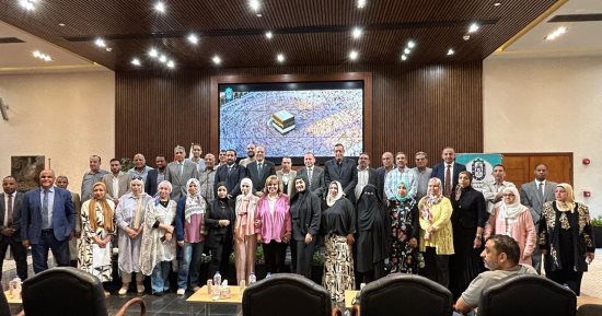 اتحاد العمال يسلم 35 تأشيرة حج لأعضاء من مختلف النقابات العمالية العامة