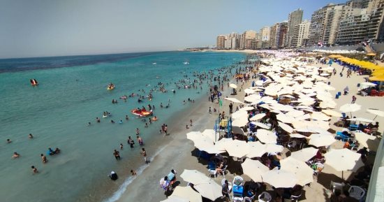 شهر "بؤنة" أبو الحرارة الملعونة.. بدأ مبكرا بارتفاع شديد فى درجات الحرارة يستمر حتى نهاية الأسبوع.. الموجة الحارة تجذب المصطافين لشواطئ الإسكندرية.. واستعدادات لعيد الأضحى بتفعيل الحجز الإلكترونى.. فيديو وصور