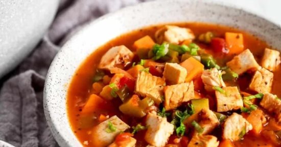 طريقة عمل شوربة الخضار بالفراخ.. صحية ومناسبة للدايت