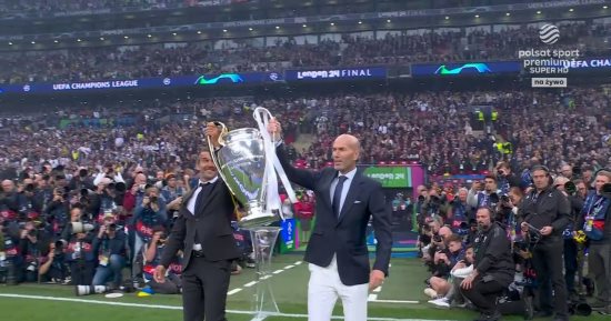 زيدان يضع كأس دوري أبطال أوروبا في ملعب "ويمبلي".. فيديو