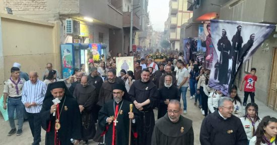 الأنبا دانيال يستقبل رفات القديس فرنسيس الآسيزى بدير درنكة بأسيوط