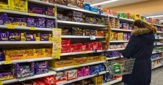 خبراء يحثون بريطانيا على مد ضريبة السكر لتشمل الشوكولاتة والبسكويت.. اعرف القصة