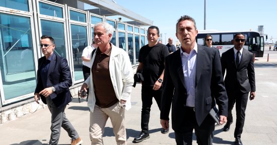 صورة مورينيو يصل إسطنبول بطائرة خاصة برفقة رئيس فنربختشة قبل تقديمه رسمياً