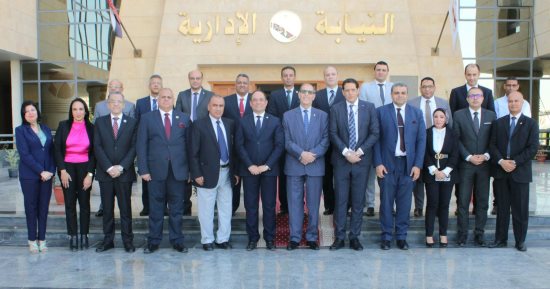 رئيس النيابة الإدارية يكرم الأعضاء المشاركين بمحاضرات التدريب القضائى